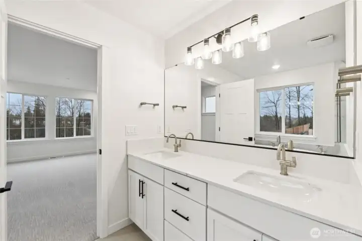 Secondary full bathroom