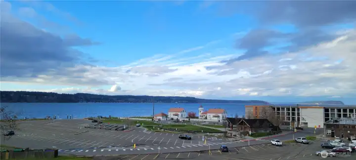 Location Location Location. Just 2 miles down the road is the Mukilteo Lighthouse Park with Beach Access. Picnic spots, play grounds, Beach Fire pits, walking trails and gorgeous Puget Sound views!