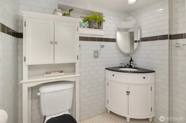 3/4 bath on the lower.