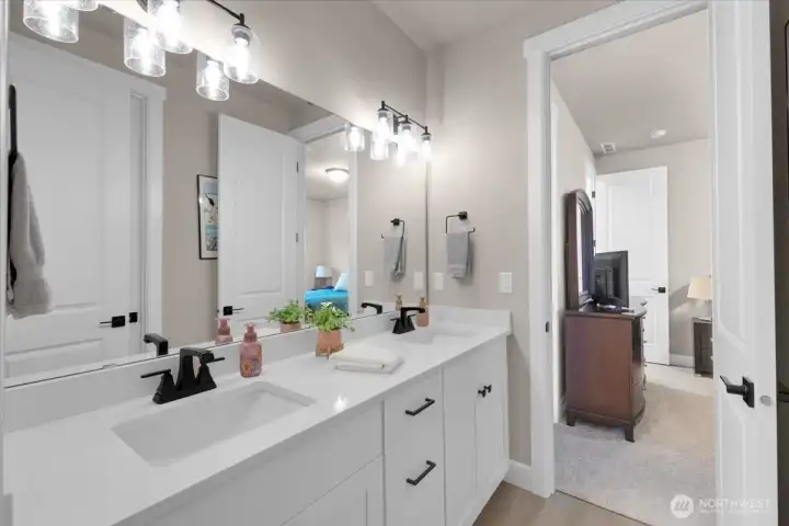 Bathroom between bedrooms 1&2 upstairs bedrooms.