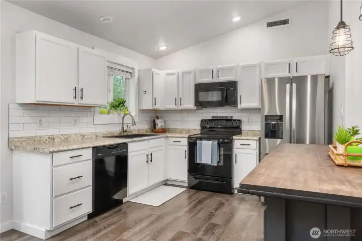 The countertops pull in the tones of the flooring creating a cohesive look.