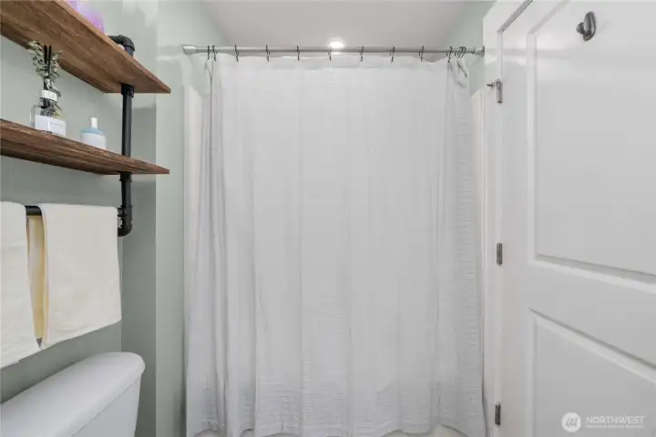 Upper-level full bath.