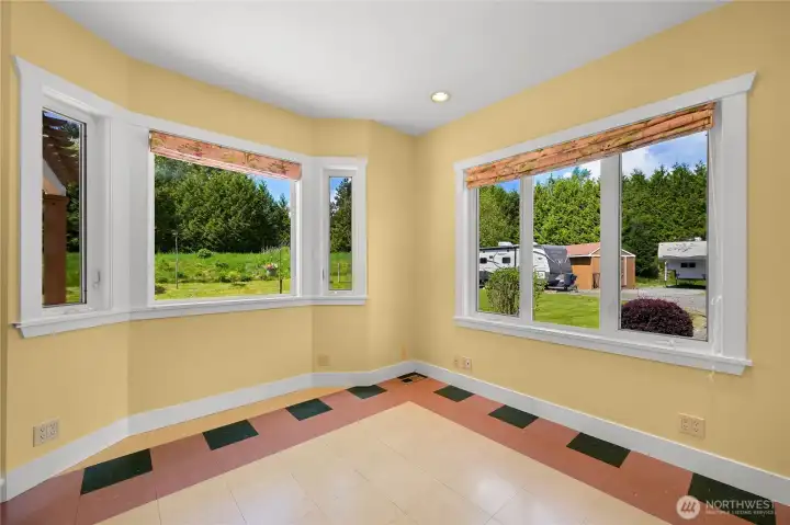 Bonus room off the kitchen eating area