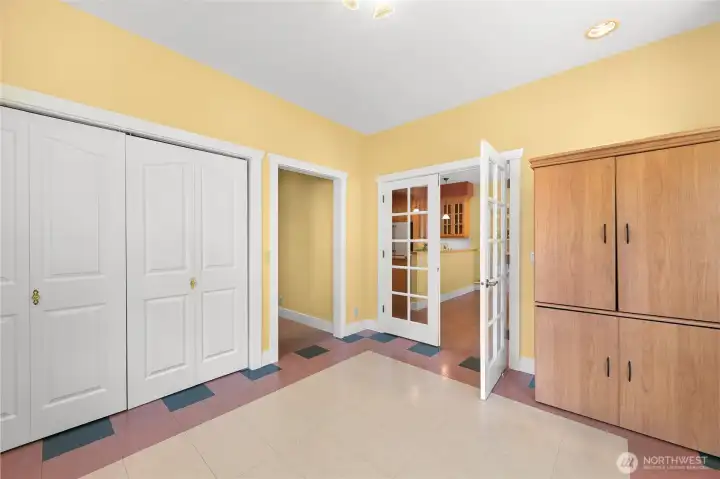 Bonus room of the kitchen eating area