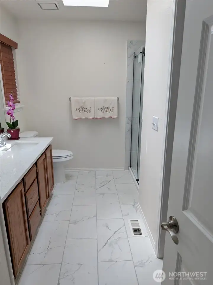 Primary bathroom with new tile flooring! Primary bathroom with new tile flooring!