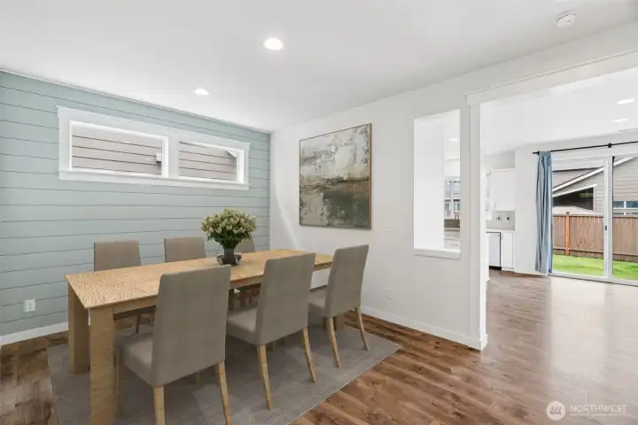 Dining room (Staged)