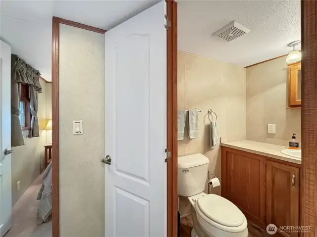 Full bath just before the primary bedroom.