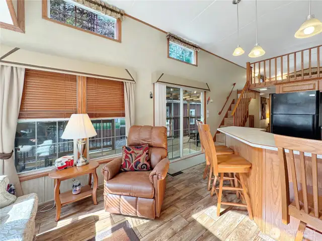 Hardwood laminate flooring, cozy furnishings and lots of light.
