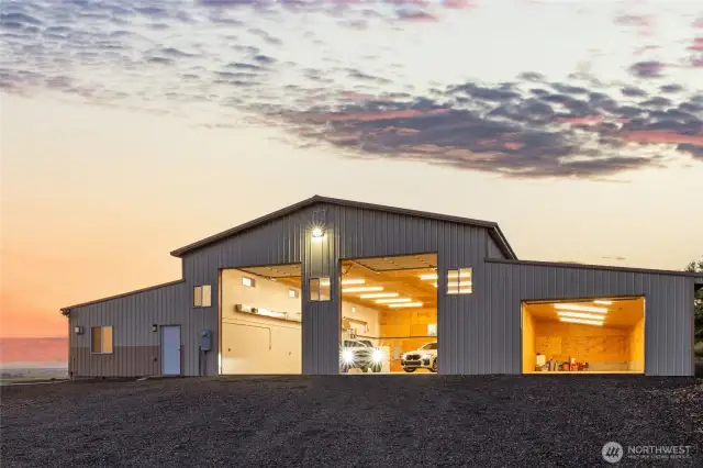Incredible 80x80 shop w/living quarters