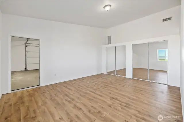 Bedroom w/2 large closets