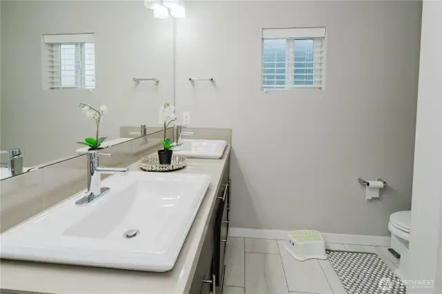 Upper Level Common Bath