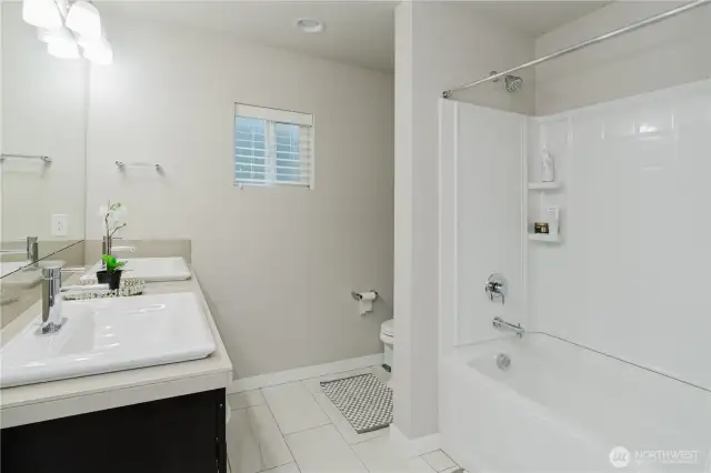 Upper Level Common Bath