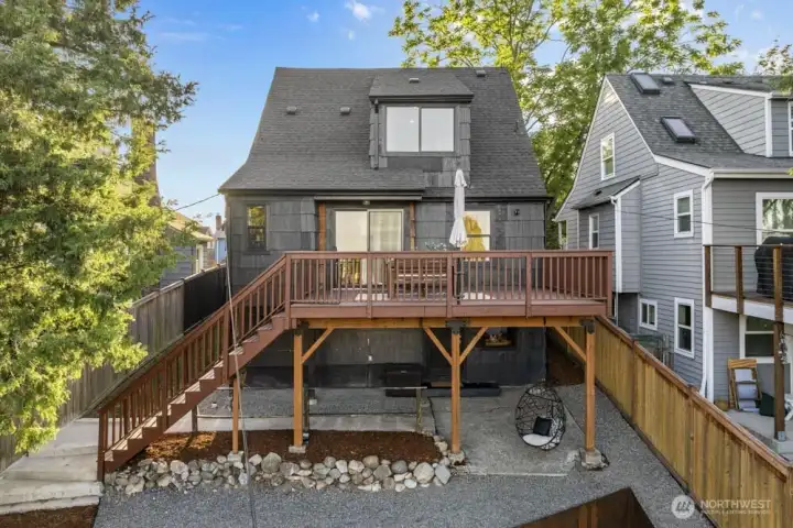 Beautiful well-maintained exterior.