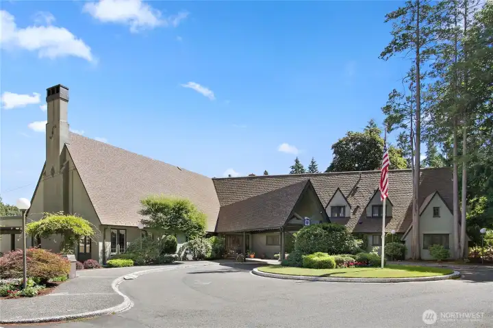 The iconic, Tudor-style clubhouse is the hub of the community. Dine out at the restaurant, meet up with friends for a cocktail in the lounge, or host an event at member-only discounted rates in the Skyline Room or Fireside Room. The club regularly hosts activities and themed events such as wine tastings, holiday parties and bingo nights.