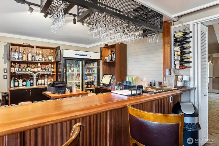 Experience the height of convenience and hospitality at the Glen Acres private lounge. Featuring a fully staffed and stocked bar, it’s the is the perfect place to unwind, socialize with neighbors and guests, or simply catch a PGA tournament on the big screen.