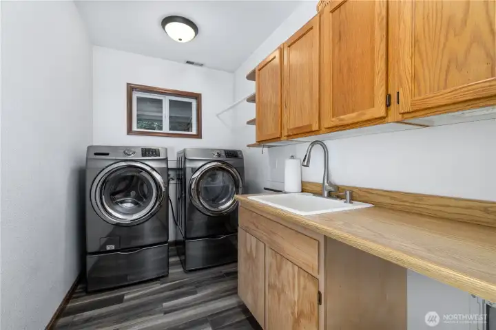 Washer and dryer can stay