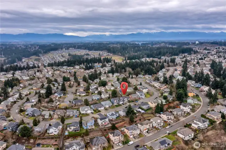 Welcome to Lakeland! Shopping, groceries, restaurants are very close by.