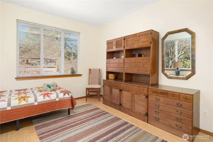 Second bedroom.