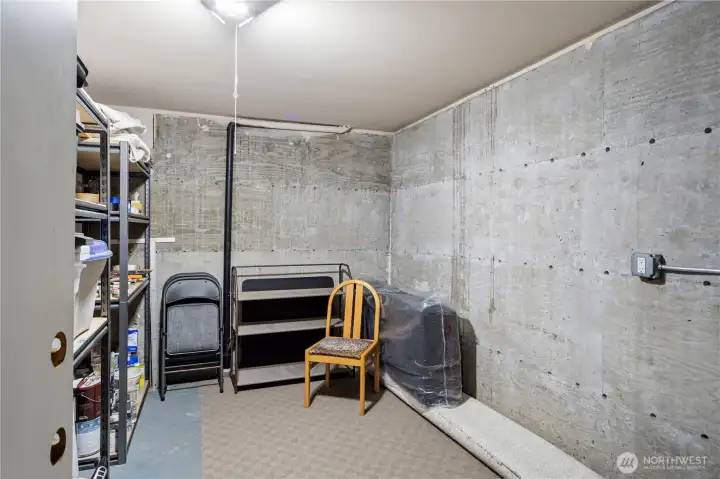 Separate room which could be made lockable. This room is behind the third bay.