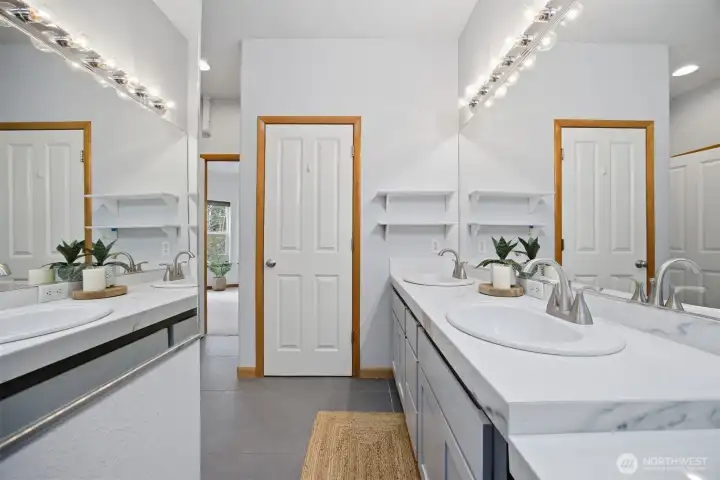 Looking toward the primary bedroom and the toilet room (door is closed).