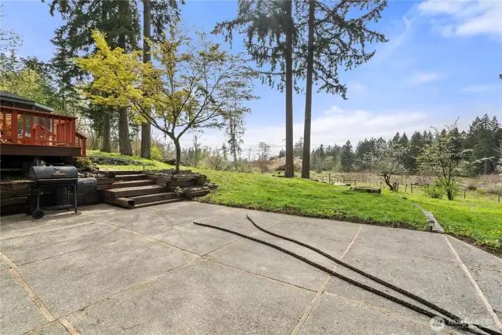 Spacious driveway for parking.