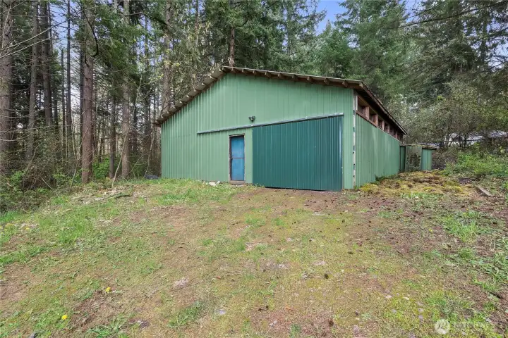 Spacious +/- 1728 sq ft shop, room for up to six vechicles!