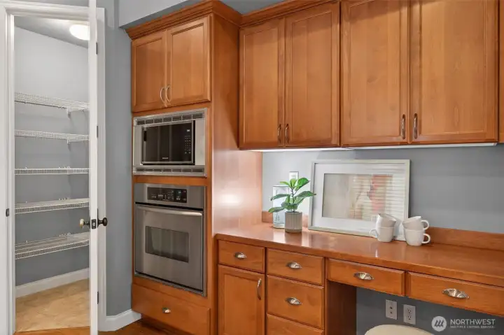 Convenient butler’s bar connects the dining room and kitchen seamlessly.
