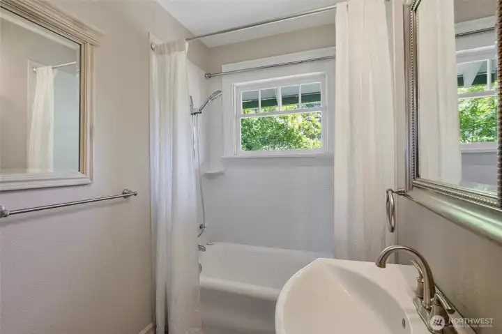 Main Level Full Bath~