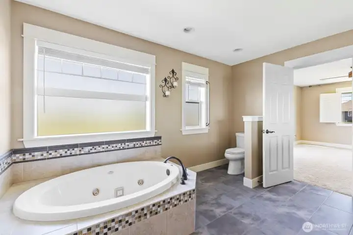 Primary Bath w/Jetted Tub