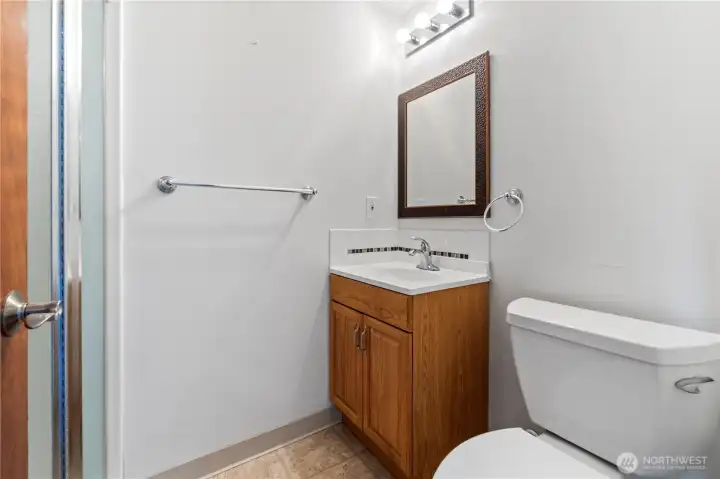 Main level primary bath