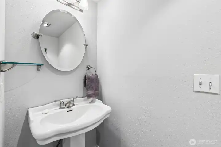 Main floor 1/2 bath