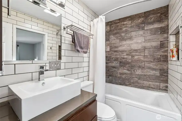 Level 2 full bath