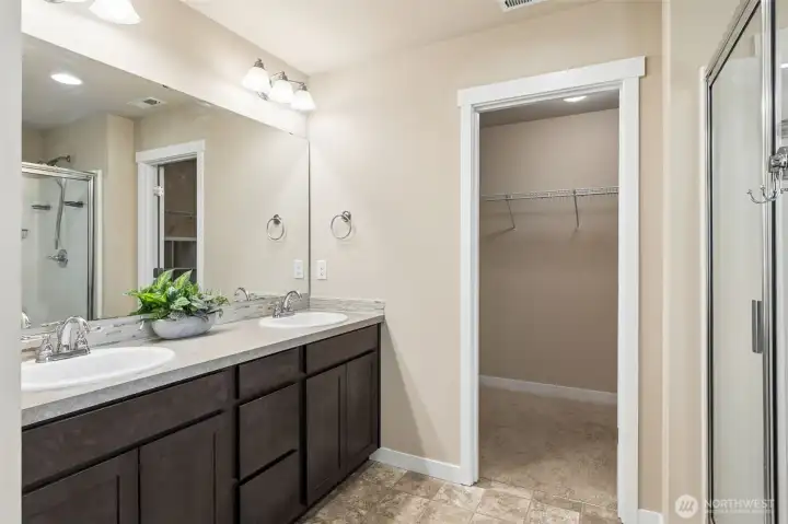 Very spacious bathroom Very spacious bathroom