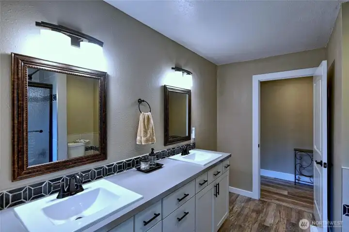 Additional full bath with dual sinks