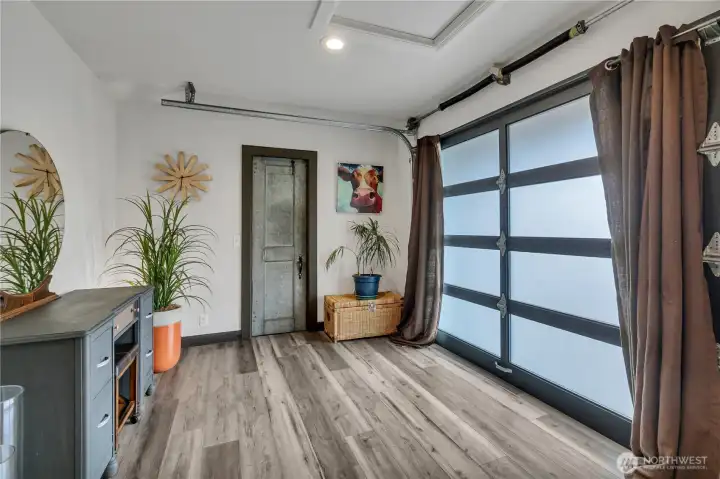 Great area for entertaining , the garage door opens to the front of the home. Great area for entertaining , the garage door opens to the front of the home.