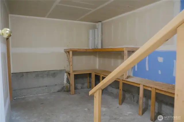 Crawl space area with plenty of space for crafting/woodwork