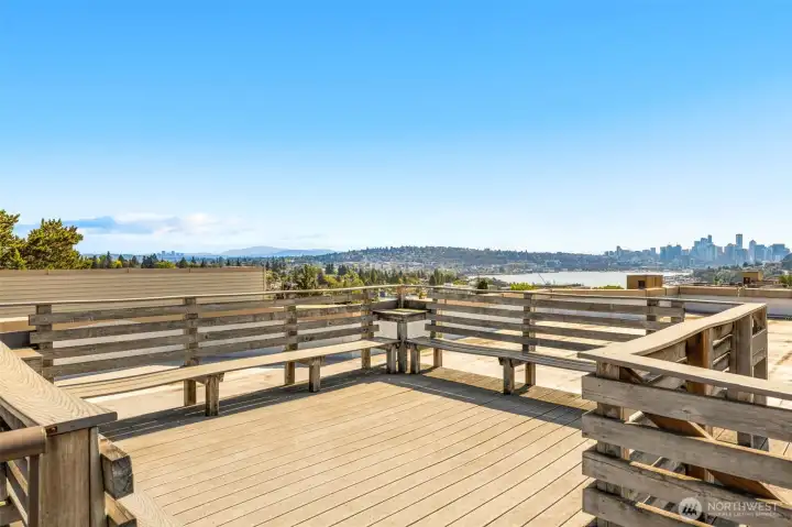 Community rooftop deck offers sweeping 360 views! Enjoy 4th of July fireworks over Lake Union