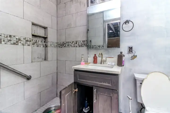 Primary bath off primary bedroom on main