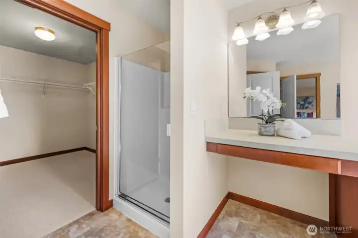 The make-up table next to the walk-in closet is very convenient.