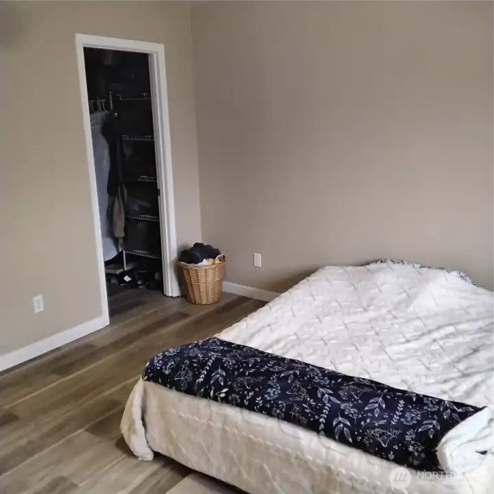 Main bedroom with the access to the walk-in closet.