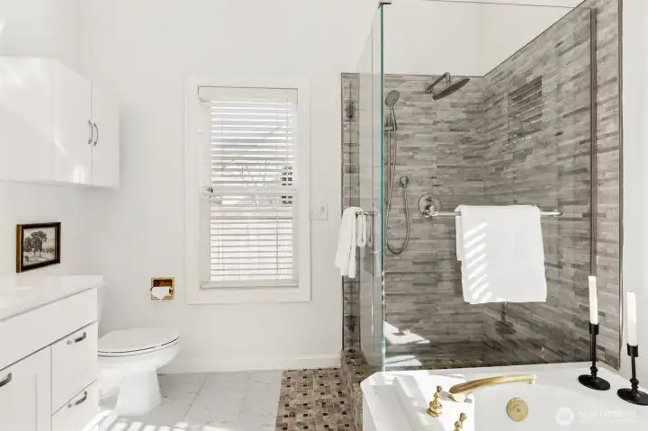 High-end bath - its your own spa!