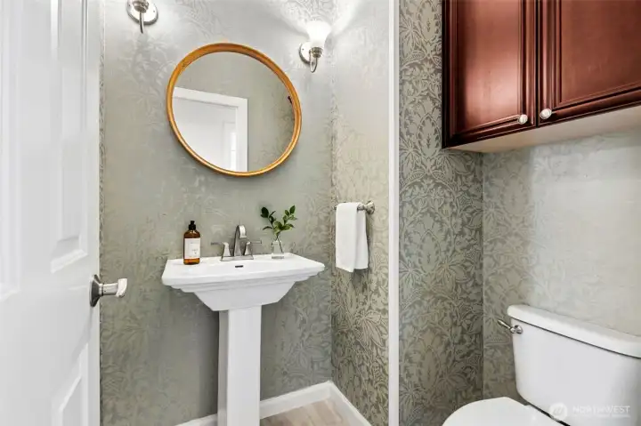 Graceful powder room