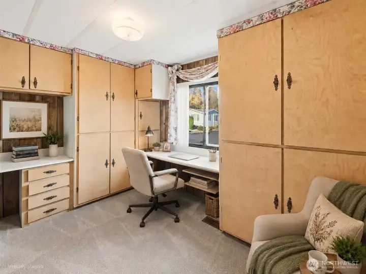Flex room- Hobby or office space.