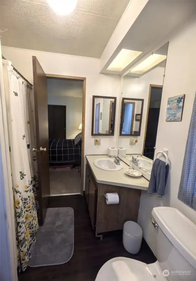 Main bathroom with shower