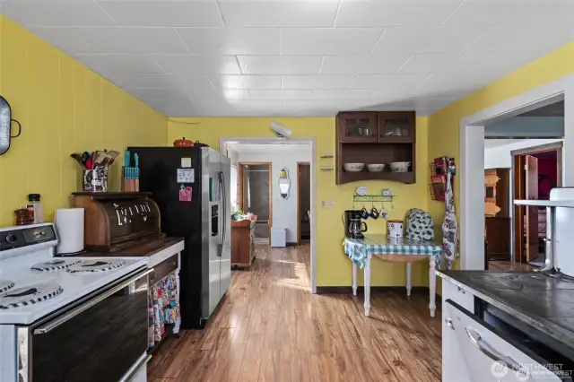 Newer laminate flooring.