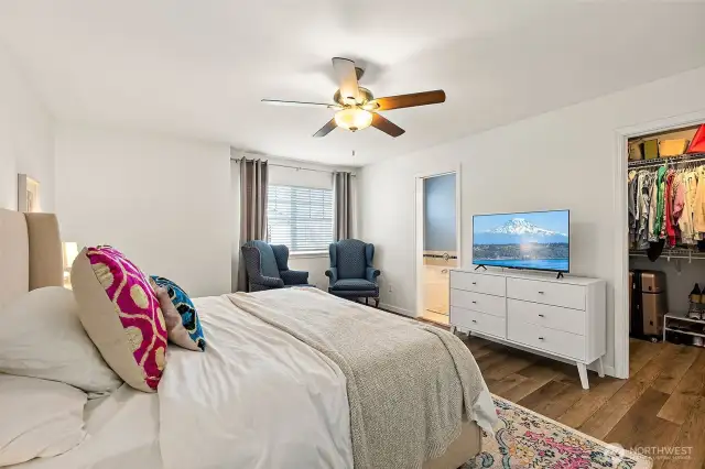 Primary Bedroom w/ensuite and walk-closet