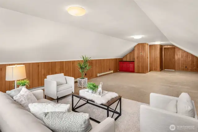 Large bonus room with many possibilities.