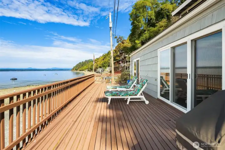 This entertainment size deck is ready to host friends and family gatherings.