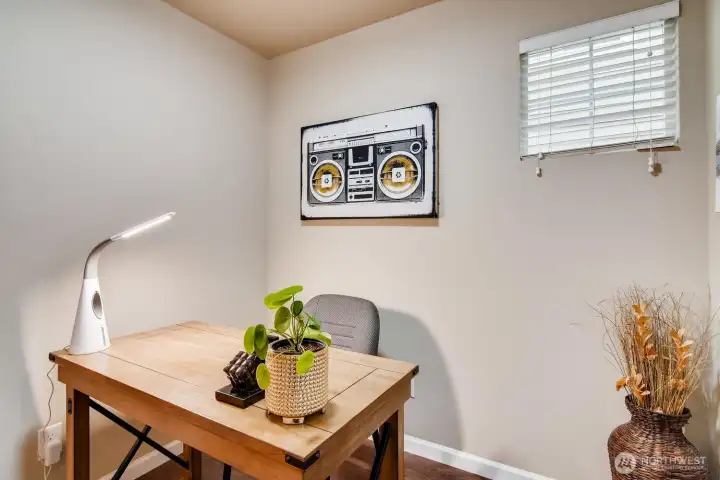 Bright office area on the entry level with multiple layout possibilities.
