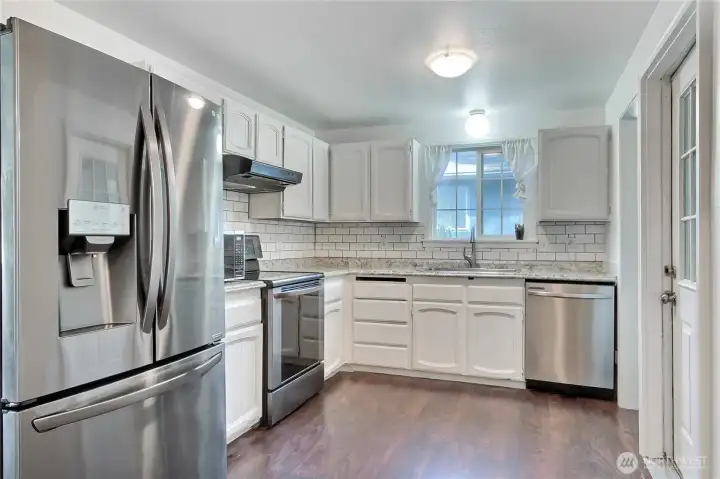Kitchen has plenty of room to move about, and counter space for creating your culinary masterpieces.